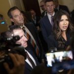 SUA măresc stimulentul de ieșire pentru migranți. Cu cât îi plătesc ca să plece din țară