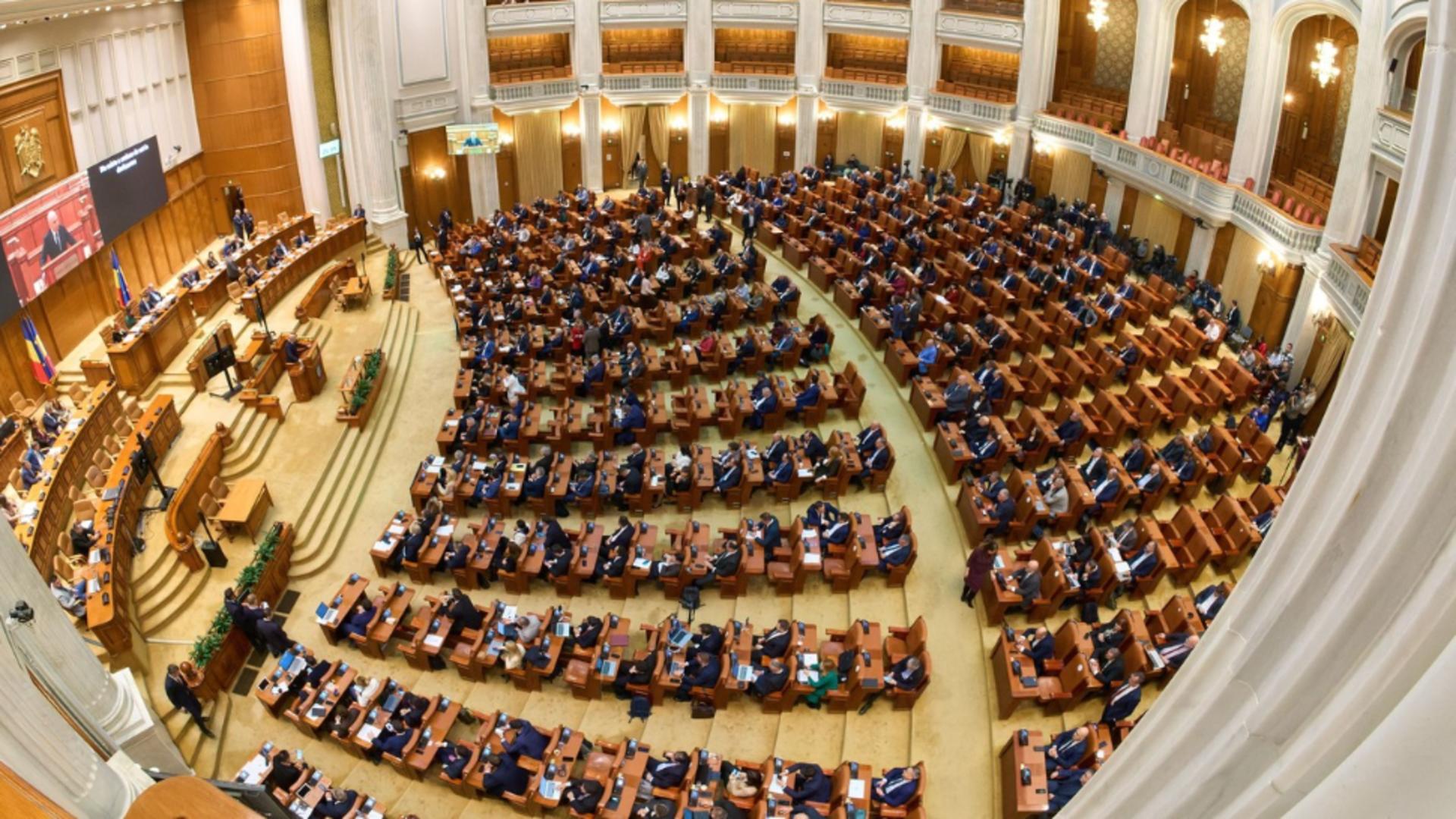 Cât o să îi „doară” pe parlamentari reducerea de 10% din suma forfetară. Lovitură simbolică în buzunarele aleșilor