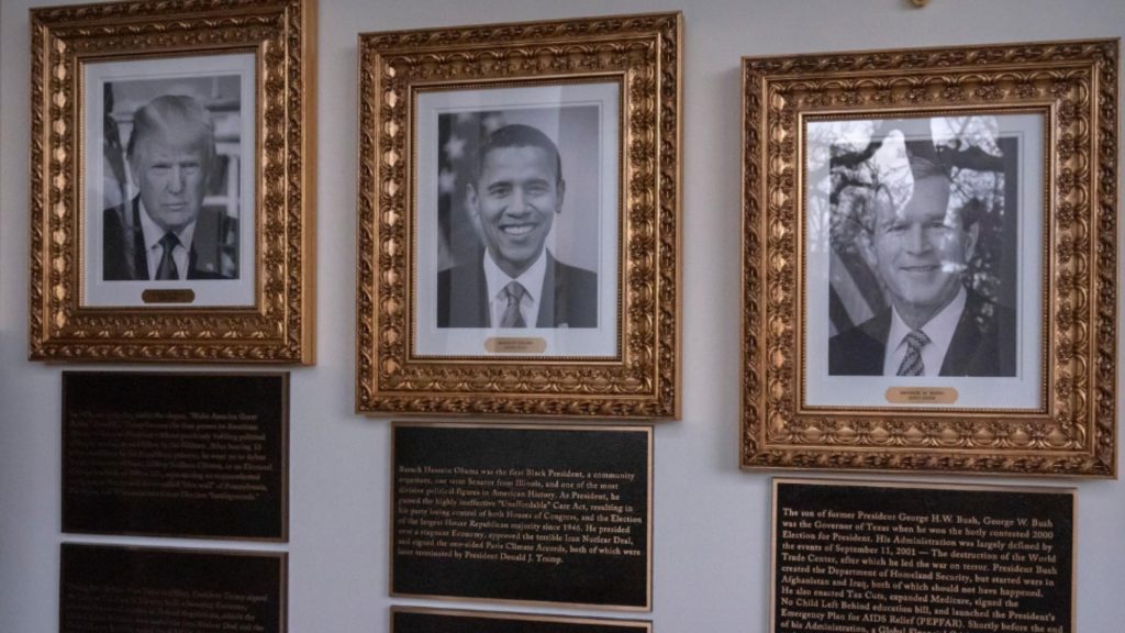 Donald Trump a adăugat descrieri la galeria de portrete ale foștilor președinți SUA. Jigniri pe bandă rulantă pentru Obama și Biden