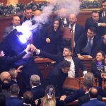 Pumni și torțe în Parlamentul Albaniei. Parlamentarii s-au încăierat din cauza premierului lui Coldea. Video