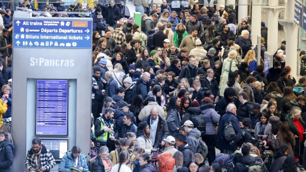 Haos uriaș înainte de Revelion: trenurile care leagă Anglia de Franța, prin Eurotunel, au fost suspendate. Olanda și Belgia, afectate– VIDEO
