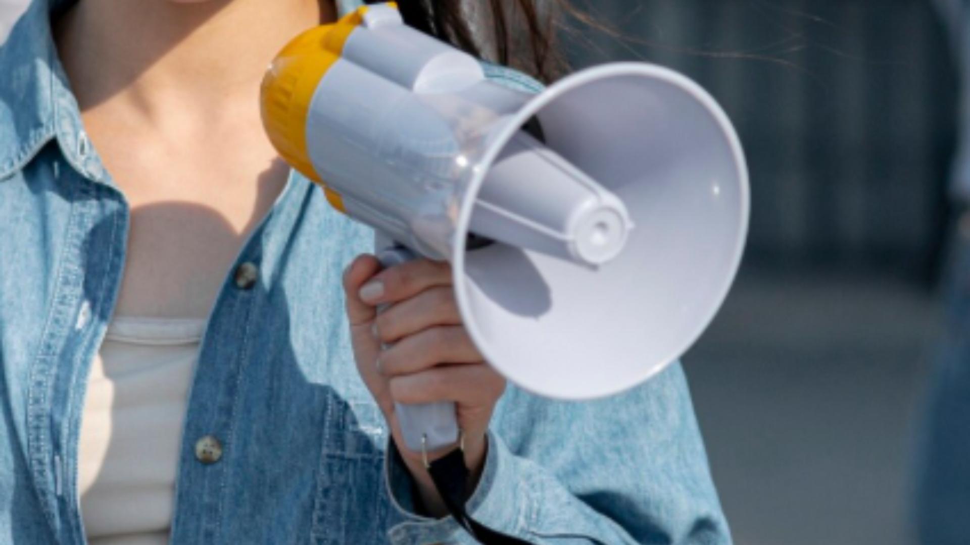 Protest în fața Palatului Cotroceni. Protestatarii au de gând să îl „colinde” pe șeful statului în timpul discuțiilor cu magistrații