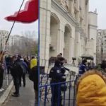 Protest în desfășurare la Parchetul General. Se contestă anularea primului tur al prezidențialelor din 2024. Stegarul Dac, printre protestatari