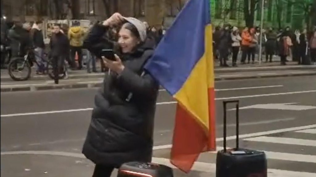 Incident la mitingul din Piața Victoriei. Ce a pățit o protestatară care a venit cu drapelul României și a pus muzică patriotică – Video