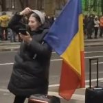 Incident la mitingul din Piața Victoriei. Ce a pățit o protestatară care a venit cu drapelul României și a pus muzică patriotică – Video