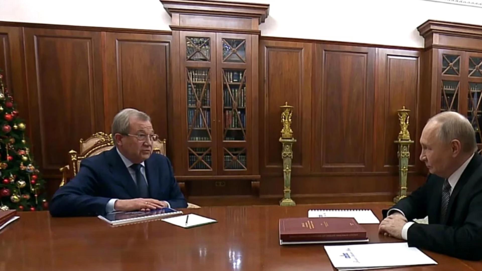 Kremlinul, prins pe picior greșit: amănuntul din biroul lui Putin care contrazice propaganda oficială