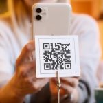 Escrocheriile cu coduri QR se extind în România. Metodele folosite de infractori și greșelile care pot costa scump