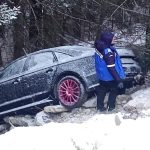 Mașină prăbușită în râpă la Râușor. Capcana naturală care a dus la asemenea situație, salvată doar cu ajutorul jandarmilor montani