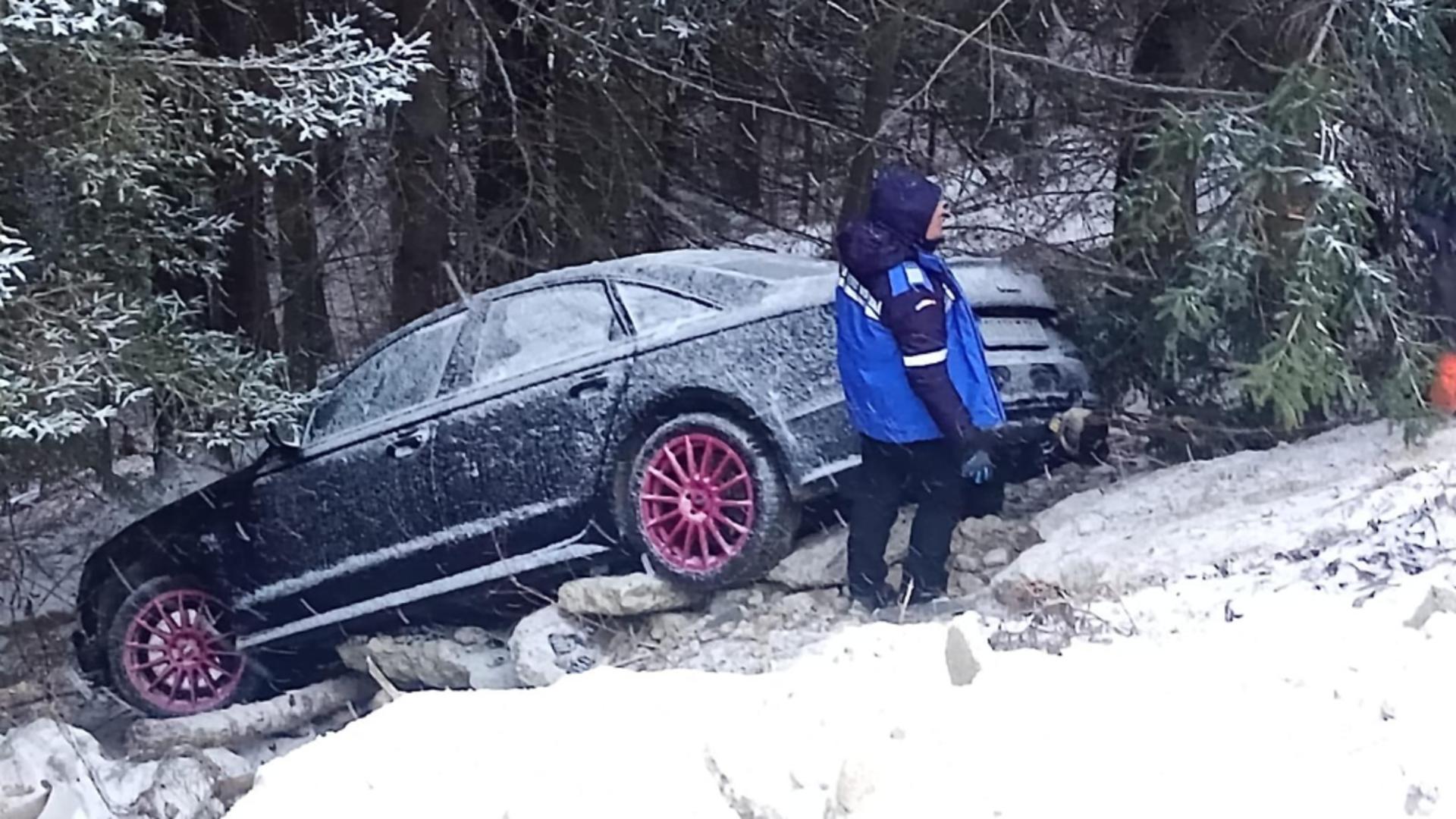 Mașină prăbușită în râpă la Râușor. Capcana naturală care a dus la asemenea situație, salvată doar cu ajutorul jandarmilor montani