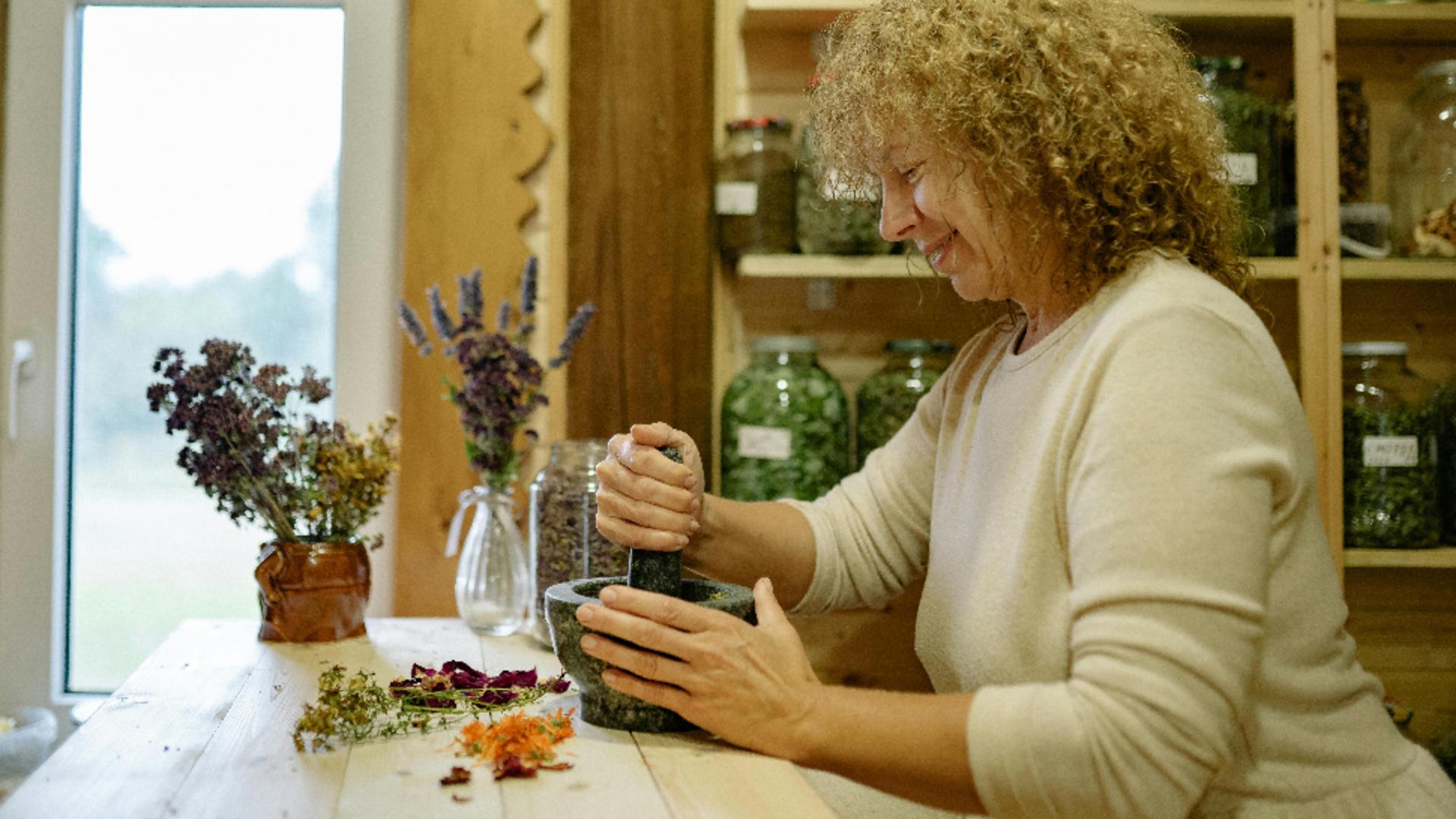 Remedii naturiste folosite de bunicile noastre și confirmate azi de știință