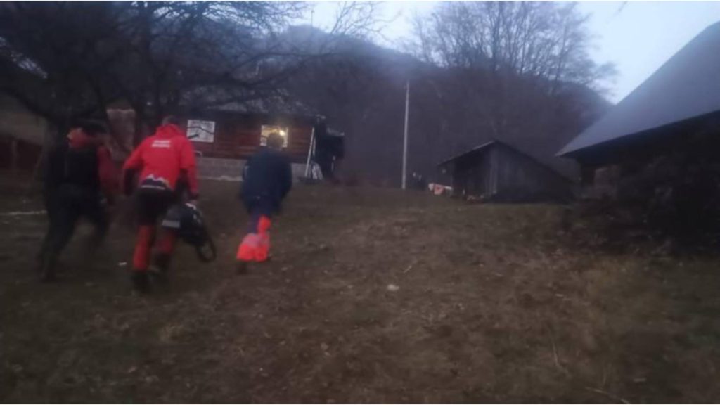 Misiune contra cronometru într-o zonă greu accesbilă din Vişeul de Jos. Salvamontiștii au intervenit pentru transportul unei femei cu probleme medicale