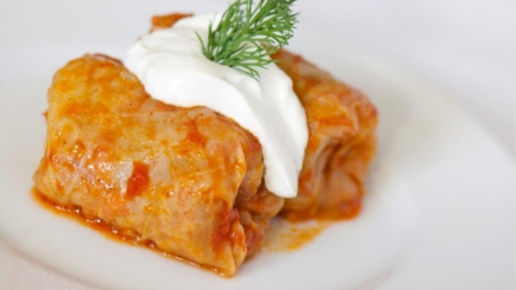 De ce recomandă nutriționiștii să nu mănânci sarmalele împreună cu smântâna. Combinația care vine cu multe  complicații digestive