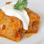 De ce recomandă nutriționiștii să nu mănânci sarmalele împreună cu smântâna. Combinația care vine cu multe  complicații digestive