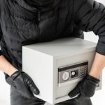 A intrat într-o locuință din Cluj și a plecat cu un seif plin de bani. Hoțul a folosit o metodă inedită