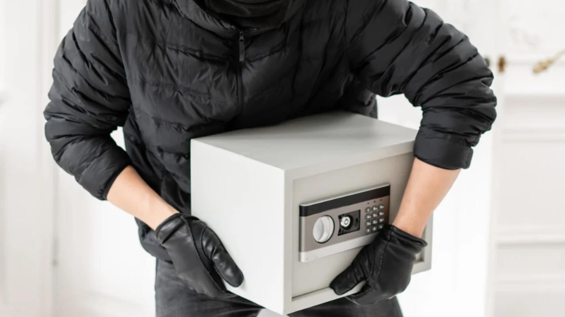 A intrat într-o locuință din Cluj și a plecat cu un seif plin de bani. Hoțul a folosit o metodă inedită