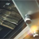 Jaf ca în filme în Cluj-Napoca. Un bărbat s-a deghizat în livrator de mâncare şi a intrat într-o locuinţă de unde a furat un seif cu 40.000 de euro