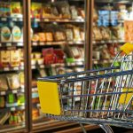 Schimbare propusă pe etichetele alimentelor: comercianții vor înlocuirea datei de expirare pentru a reduce risipa