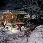 Sfârșit tragic la final de an pentru doi bărbaţi, după ce autoutilitara cu care circulau pe un drum forestier s-a răsturnat într-o râpă