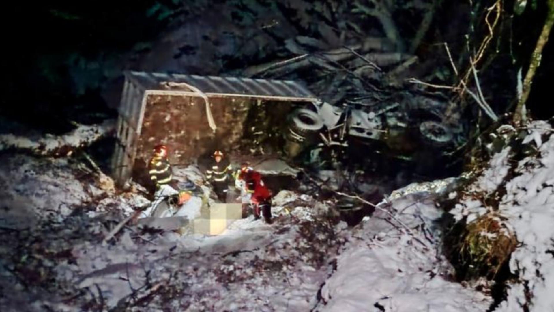 Sfârșit tragic la final de an pentru doi bărbaţi, după ce autoutilitara cu care circulau pe un drum forestier s-a răsturnat într-o râpă