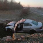 Accident grav în Timiș. Cinci persoane rănite, între care și un copil, după ce maşina în care se aflau s-a răsturnat într-un canal de colectare