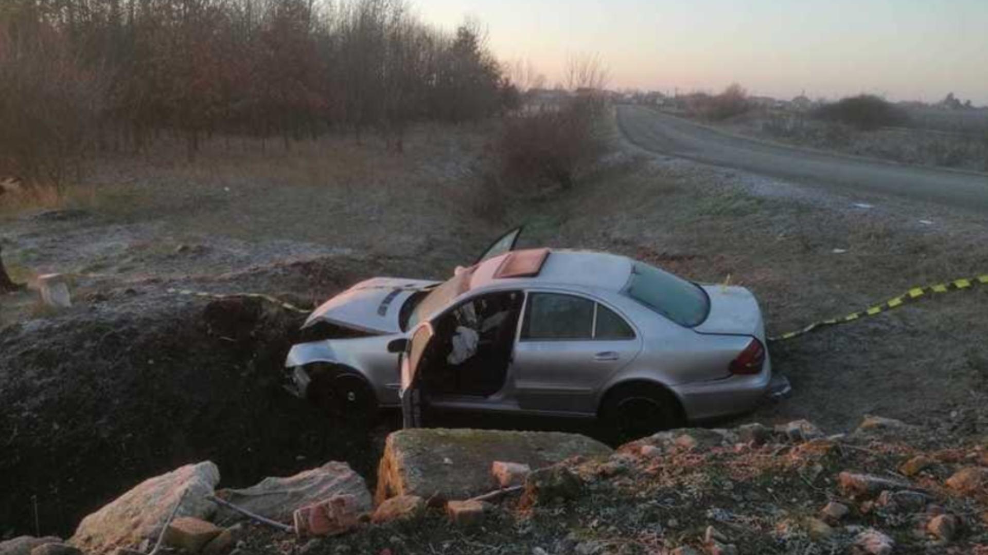 Accident grav în Timiș. Cinci persoane rănite, între care și un copil, după ce maşina în care se aflau s-a răsturnat într-un canal de colectare