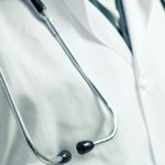 Medic din Buzău prins în flagrant luând mită de la ruda unui pacient pe care urma să îl opereze. A fost plasat în arest la domiciliu