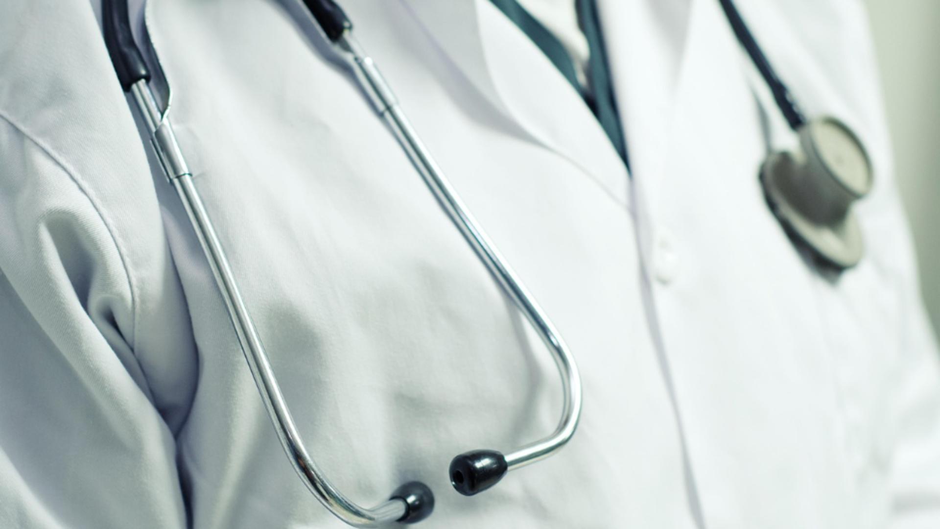 Medic din Buzău prins în flagrant luând mită de la ruda unui pacient pe care urma să îl opereze. A fost plasat în arest la domiciliu