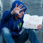 Drogurile distrug familii. O mamă este terorizată de propriul fiu dependent de substanțe interzise: „Dacă suni la poliție, te omor”