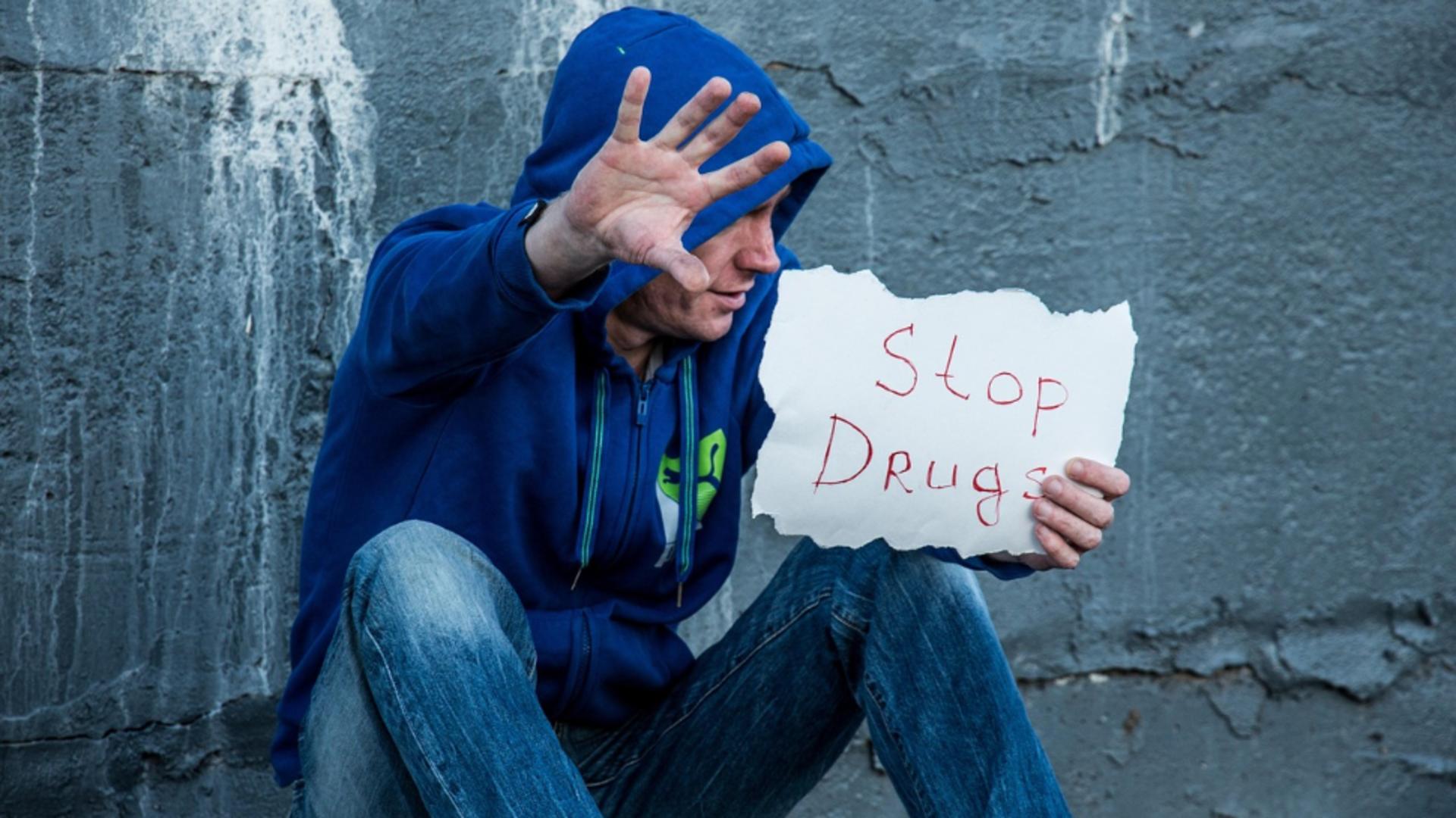 Drogurile distrug familii. O mamă este terorizată de propriul fiu dependent de substanțe interzise: „Dacă suni la poliție, te omor”