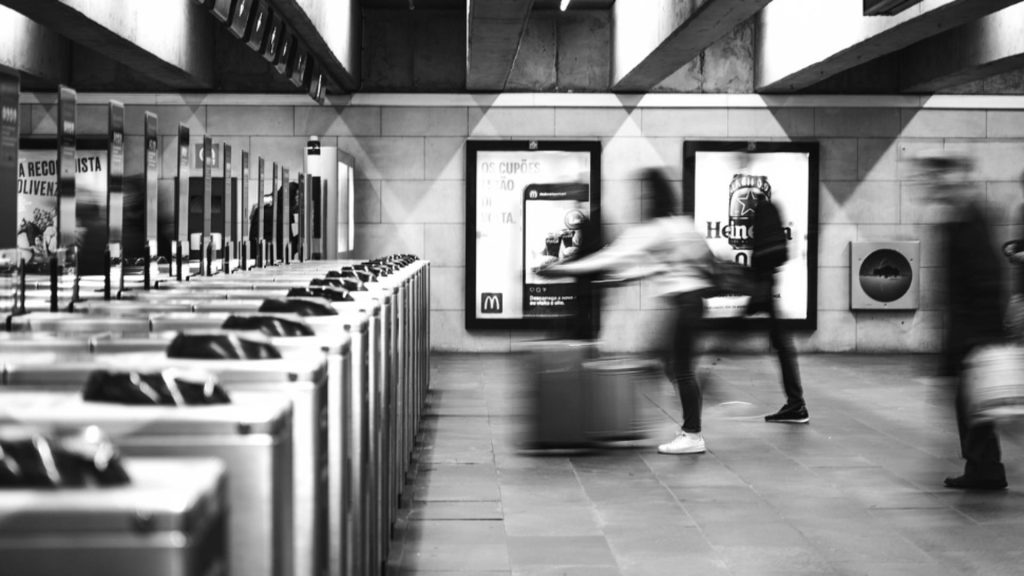 Atac cu cuțitul în metroul din Paris: trei femei rănite, suspectul prins la domiciliu