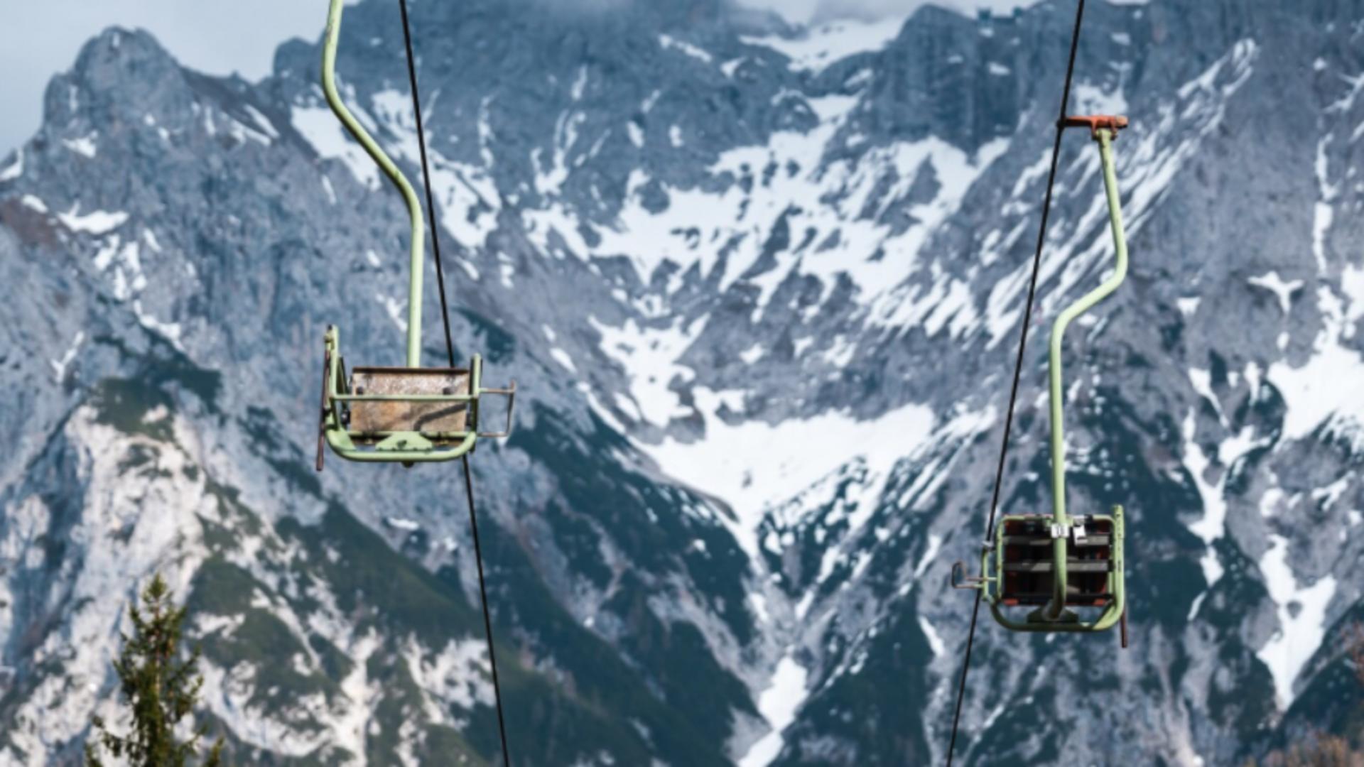 Un fotbalist german a murit după ce a căzut în gol de la 70 de metri. Soția sa a rămas suspendată de instalația telescaunului