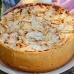 Tort festiv cu mere si cremă de zahăr ars. Ideal pentru masa de Revelion