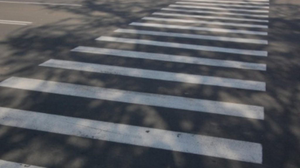 Doi elevi, răniți după ce au fost loviți de o mașină în timp ce mergeu la școală: copiii se aflau pe trecerea de pietoni