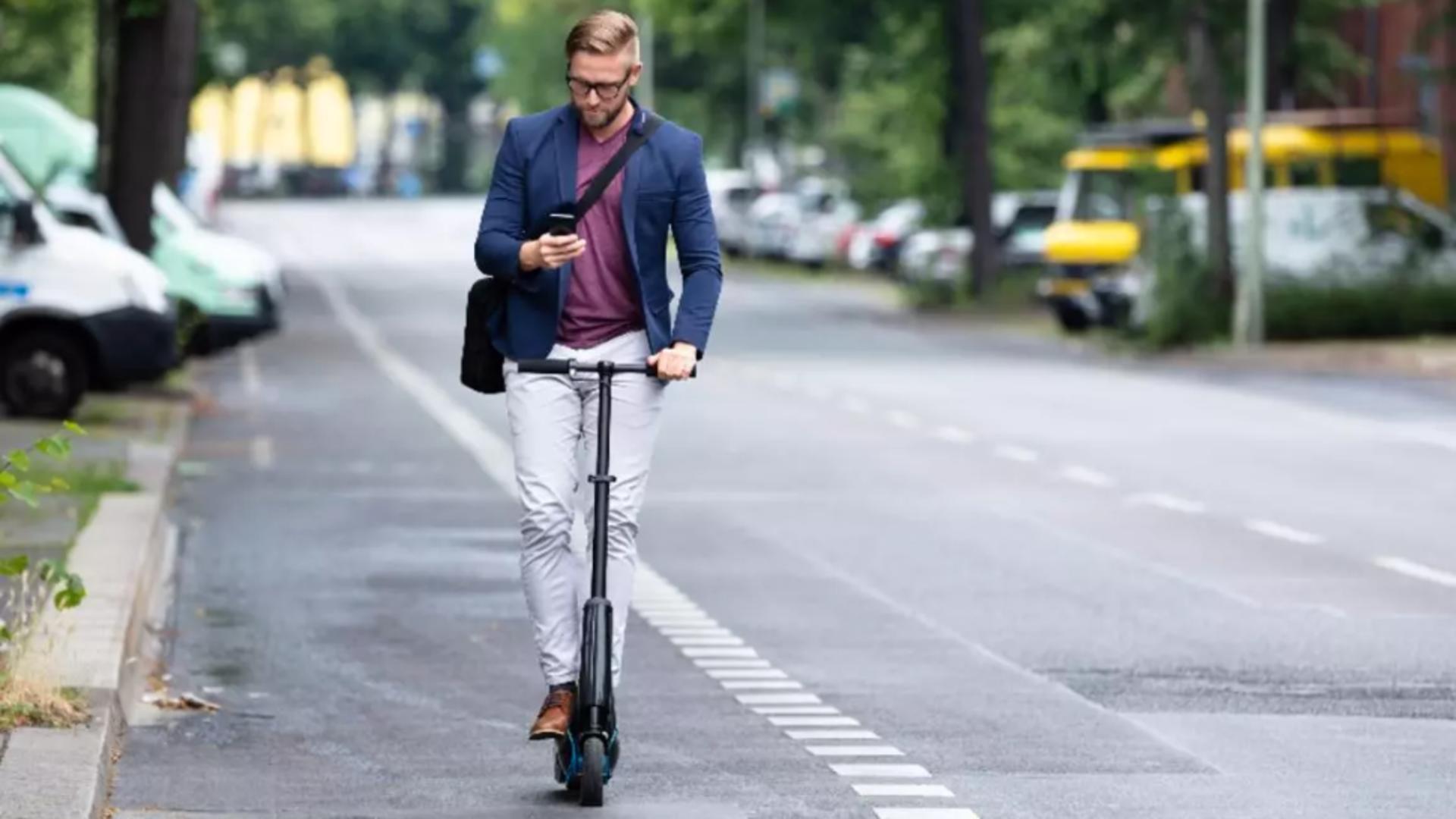 A intrat în vigoare RCA pentru trotinete. Amenzile pentru cei care nu respectă legea sunt uriașe