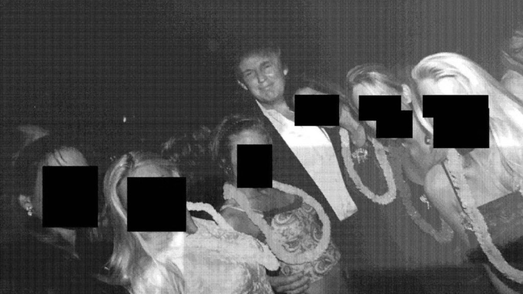 Trump, surprins în noi fotografii cu femei la proprietatea lui Jeffrey Epstein. Clinton și Steve Bannon, apar și ei alături de controversatul afacerist FOTO