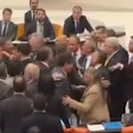 Bătaie în Parlamentul Turciei: lovituri, îmbrânceli și parlamentari bruscați în timpul ședinței. VIDEO
