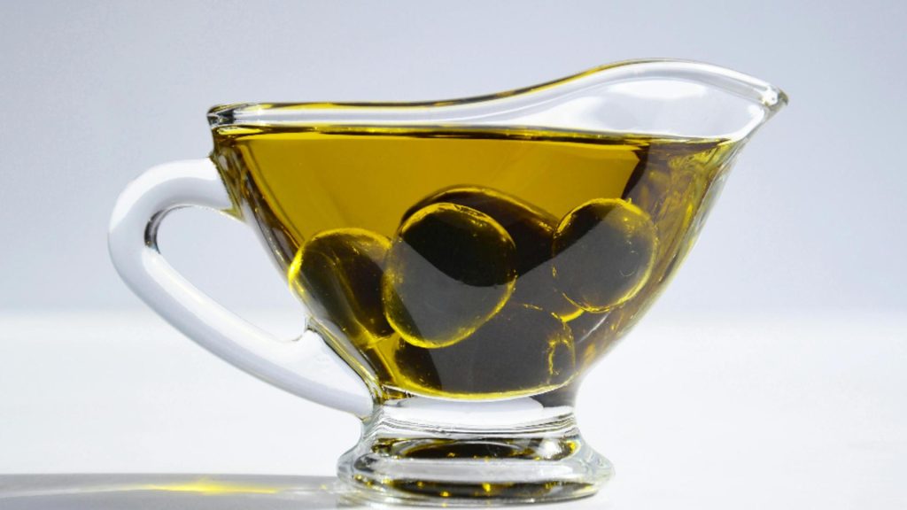 Uleiul care face minuni în cosmetică. Poate fi folosit în loc de cremă