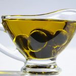 Uleiul care face minuni în cosmetică. Poate fi folosit în loc de cremă