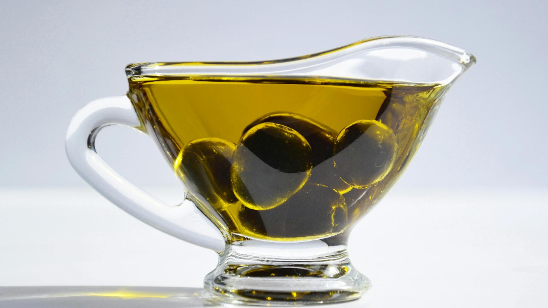 Uleiul care face minuni în cosmetică. Poate fi folosit în loc de cremă