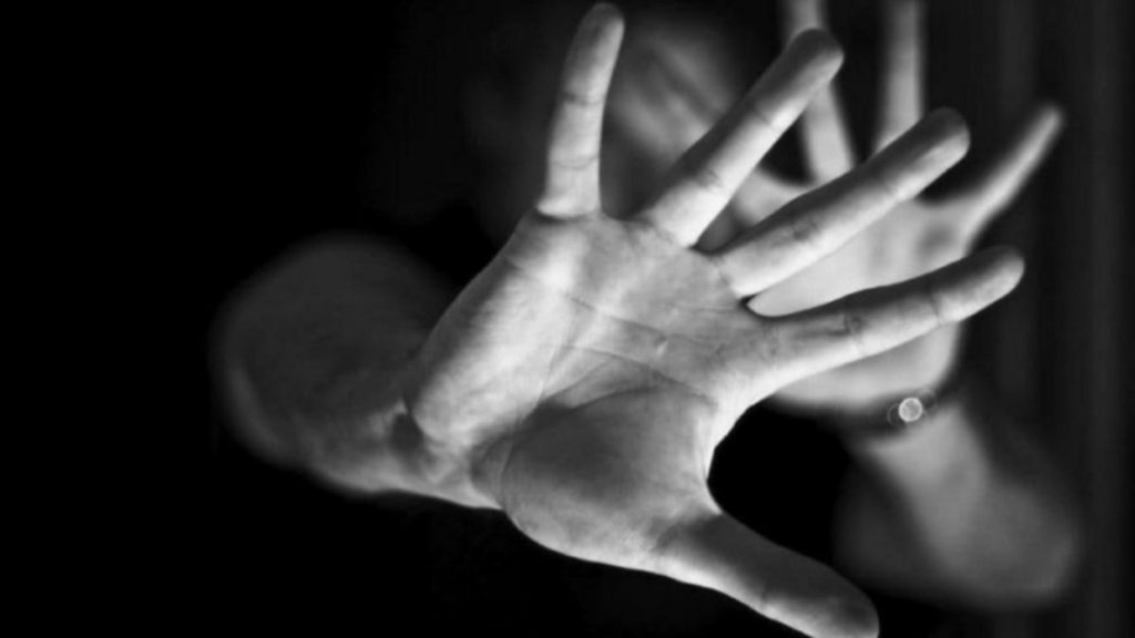 Scene șocante pe un câmp din apropierea unei localități din județul Iași. Adolescentă violată de un minor de 16 ani și un tânăr de 18 ani