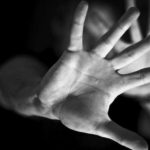 Scene șocante pe un câmp din apropierea unei localități din județul Iași. Adolescentă violată de un minor de 16 ani și un tânăr de 18 ani