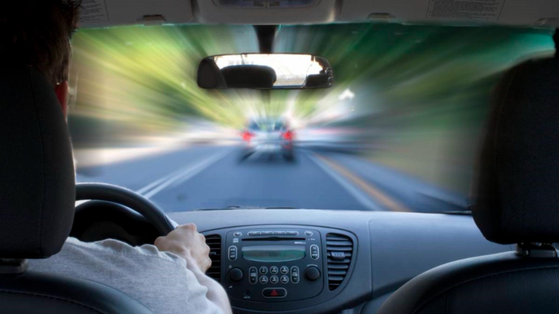 Erou la 12 ani. Un copil a preluat controlul mașinii la 100 km/h după ce mama sa a leșinat la volan