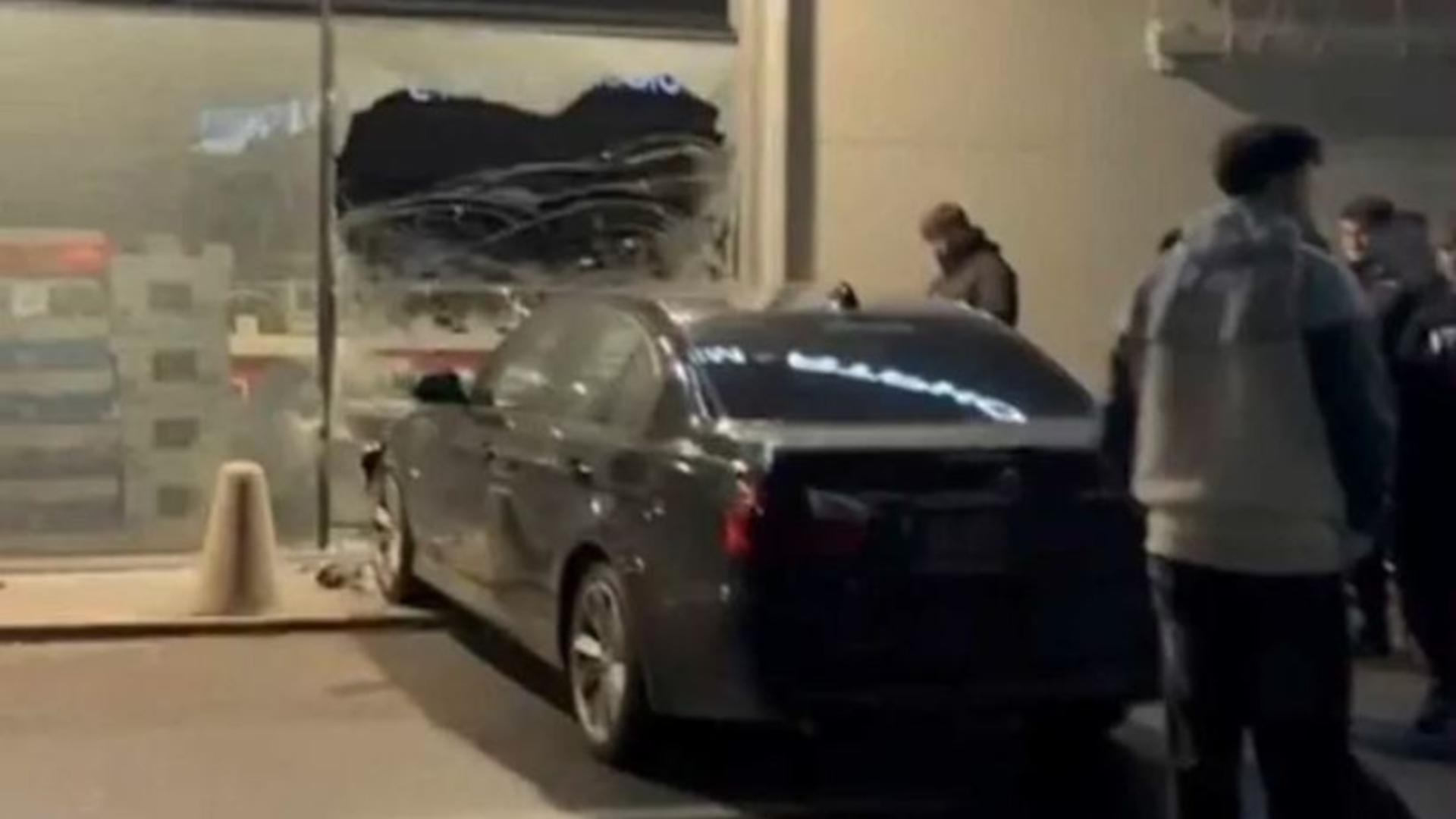 Drifturi terminate în vitrina unui supermarket din Lugoj: un tânăr de 20 de ani s-a ales cu permisul suspendat