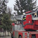 Copac căzut pe acoperișul unui spital. Autoritățile au intervenit de urgență