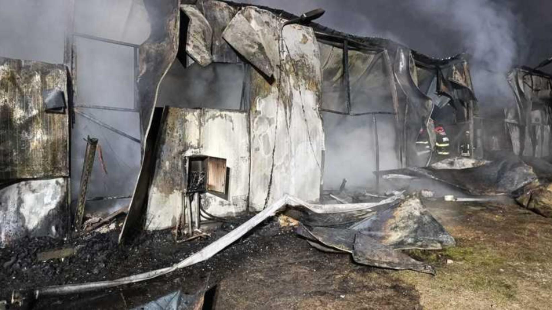 Hala industrială în flăcări la Curteanca, județul Argeș. Intervin pompierii