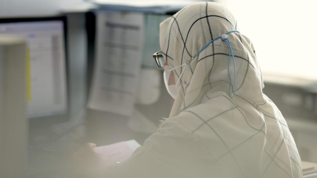 „Super-gripa” H3N2 pune Marea Britanie la încercare: școli închise, spitale pline de oameni și revenirea măștilor în unele regiuni ca în pandemia COVID