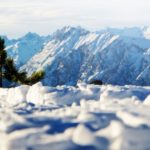 Jandarmii montani din Buzău au salvat un bărbat de 72 de ani găsit desculț în zăpadă – VIDEO