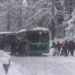 Zăpada dă peste cap traficul, la Brașov: autobuz împotmolit pe drumul spre Poiană. Imagini incredibile cu călătorii care îl trag VIDEO