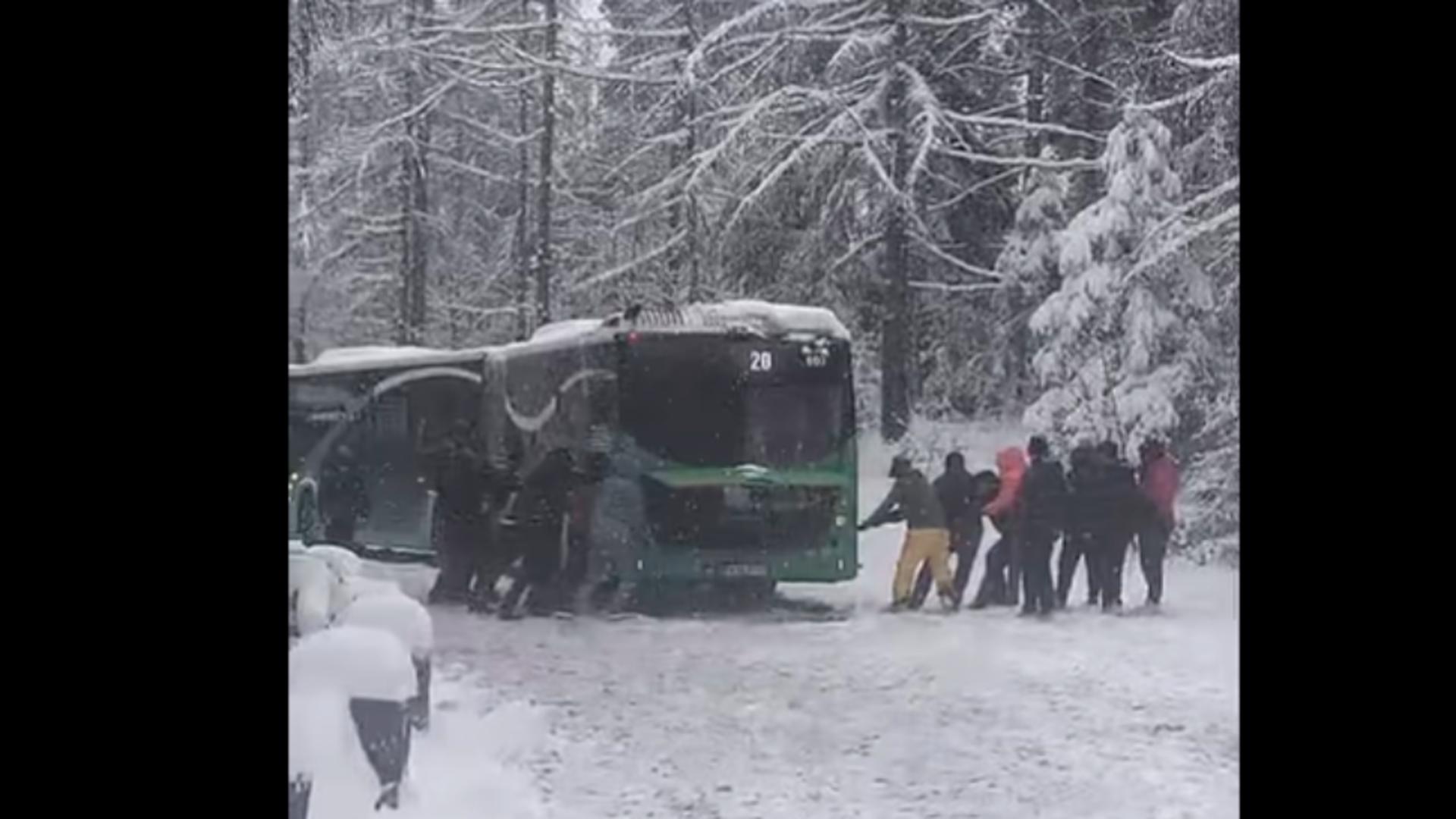 Zăpada dă peste cap traficul, la Brașov: autobuz împotmolit pe drumul spre Poiană. Imagini incredibile cu călătorii care îl trag VIDEO