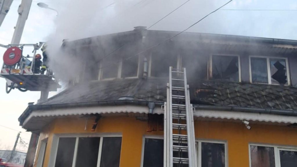 Incendiu puternic la o casă din Sectorul 5 al Capitalei: două persoane rănite FOTO&VIDEO